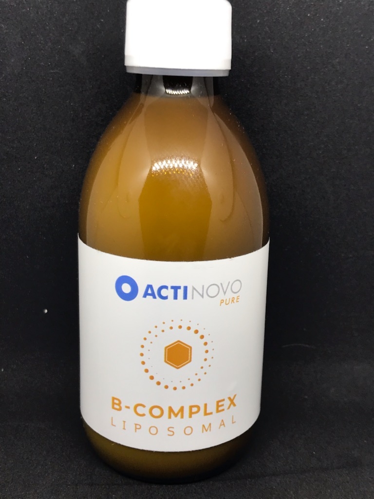 LIPOSOMAL B-COMPLEX  Ingredienser
Renset vann, fosfolipider, vitamin B1 (1 mg = 91 %*), vitamin B2 (1,5 mg = 107 %*), vitamin B3 (16 mg = 100 %*), vitamin B5 (6 mg = 100 %*) , Vitamin B6 (1,5 mg = 107 %*), Biotin B7 (50 µg = 100 %*), Folsyre B9 (250 µg =